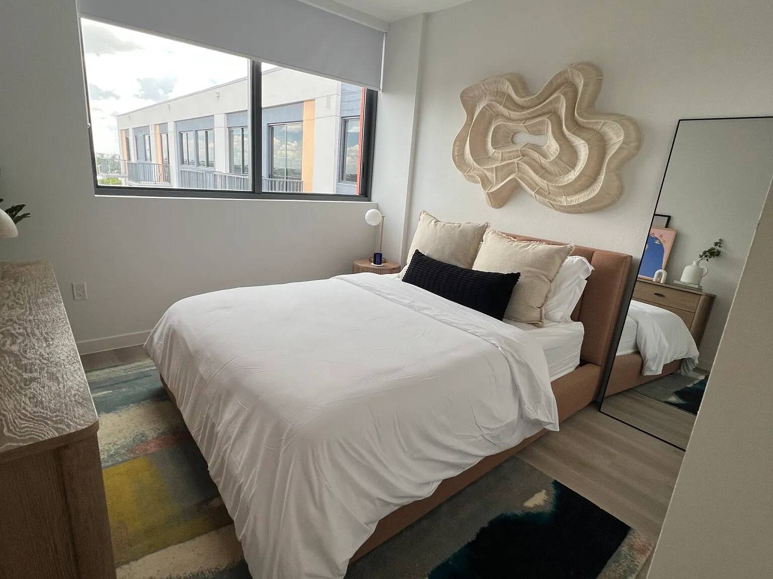 1 bed, 1.0 bath, 699 sqft, $2,072 — Photo 3