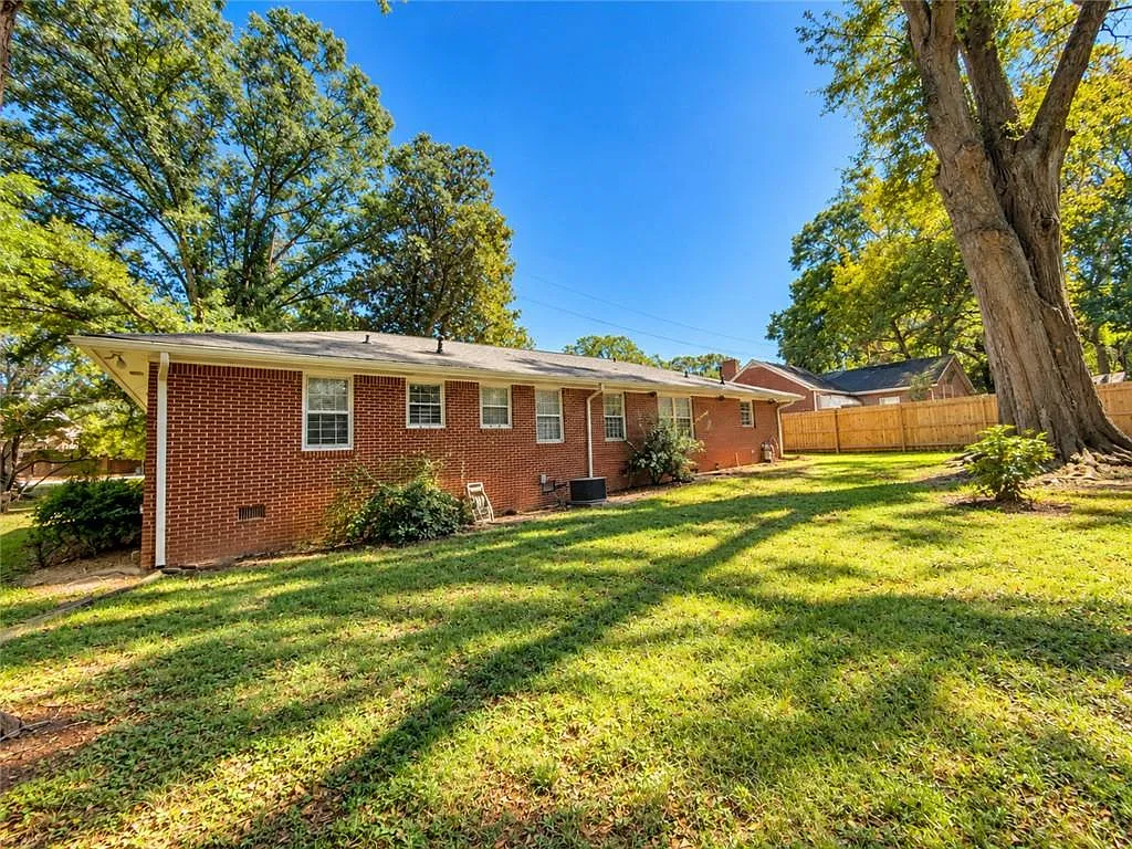 3 bed, 1.5 bath, 1421 sqft, $1,999 — Photo 4