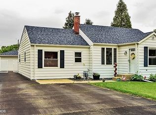 2214 Parkrose St, Crest Hill, IL 60403