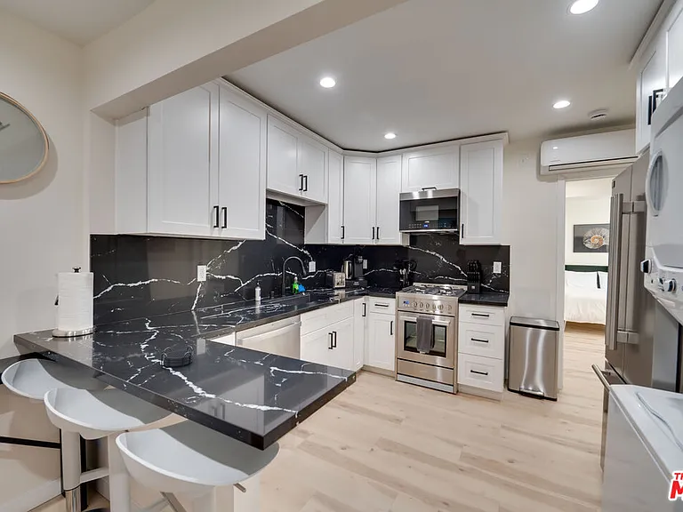 9040 Phyllis Ave #B — Photo 5