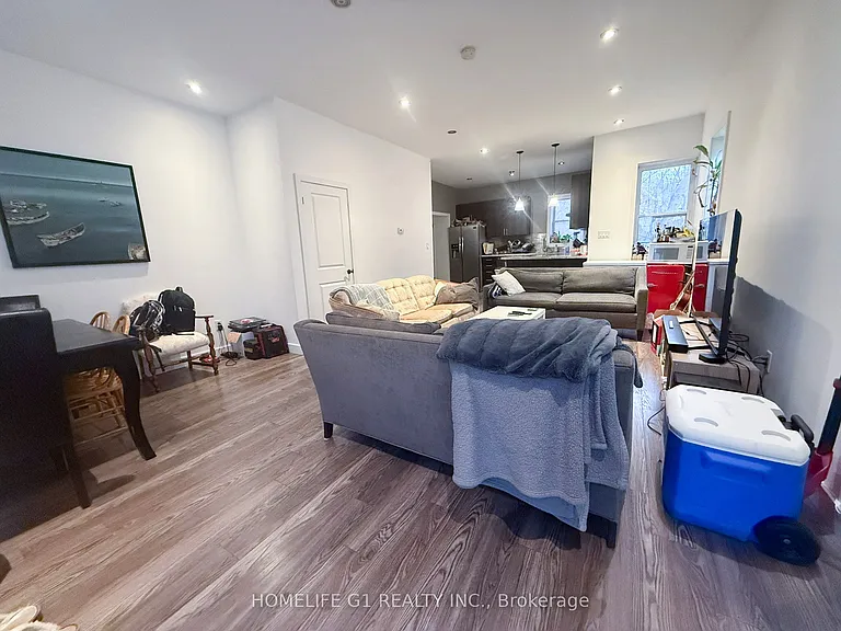286 Hunter St W — Photo 4