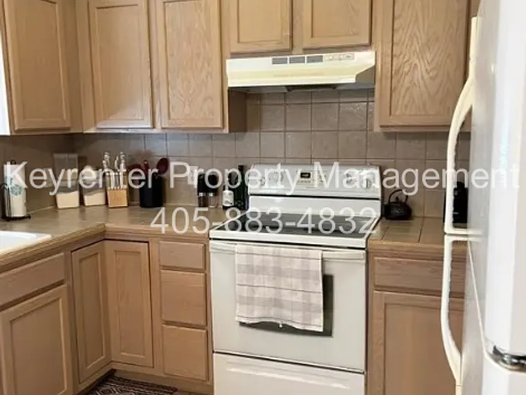 802 Beaumont Sq — Photo 4