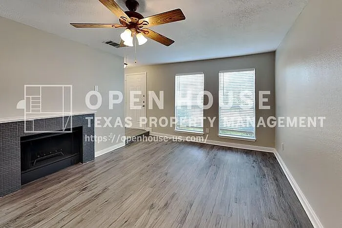 1005 Lake Bluff Dr — Photo 3