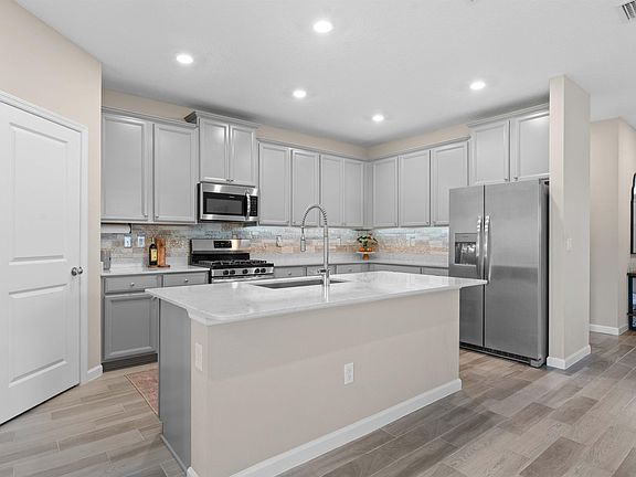 4th image of 401 Montserrat Dr