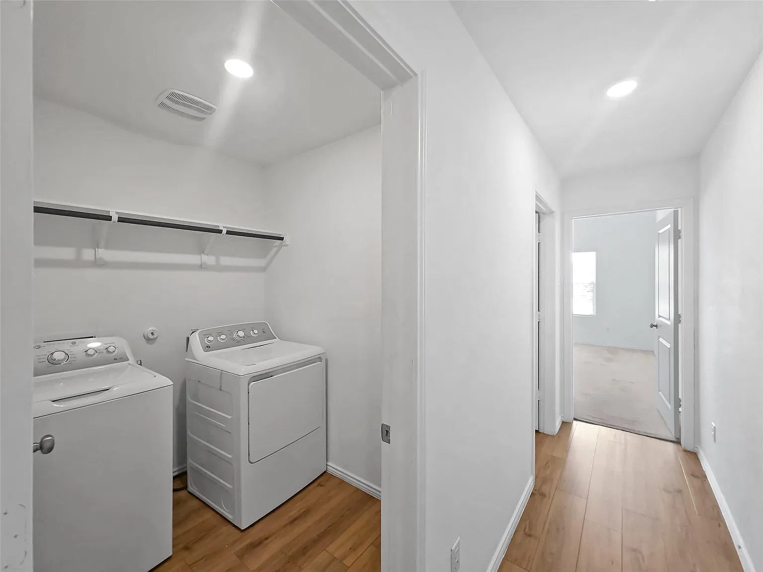 4 bed, 2.0 bath, 1808 sqft, $2,100 — Photo 4