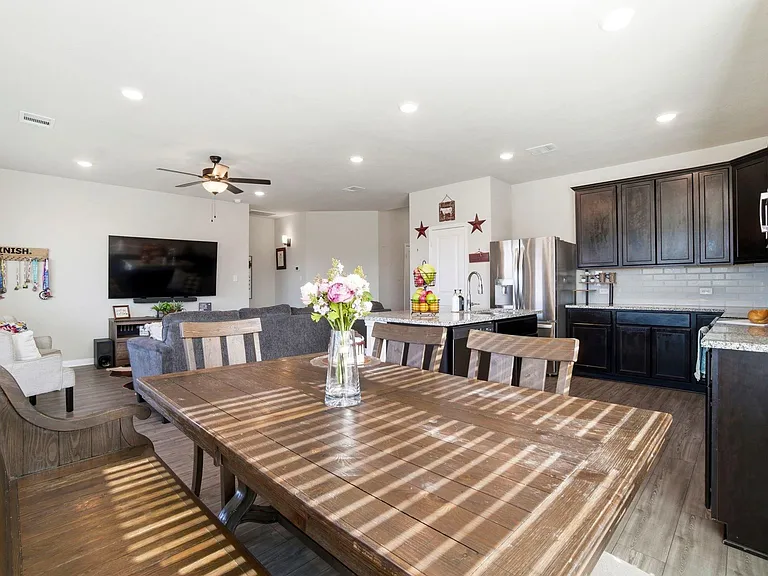 1318 Kingsgate Dr — Photo 10