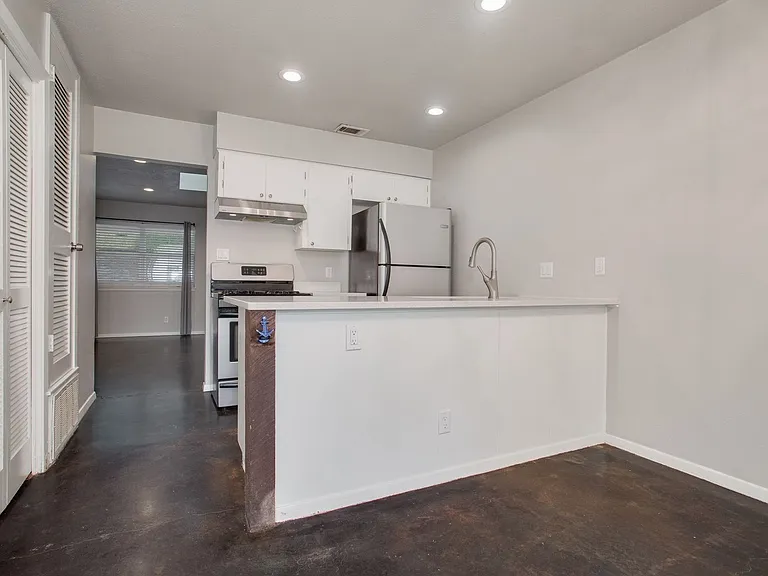 2300 Trailside Drive — Photo 18