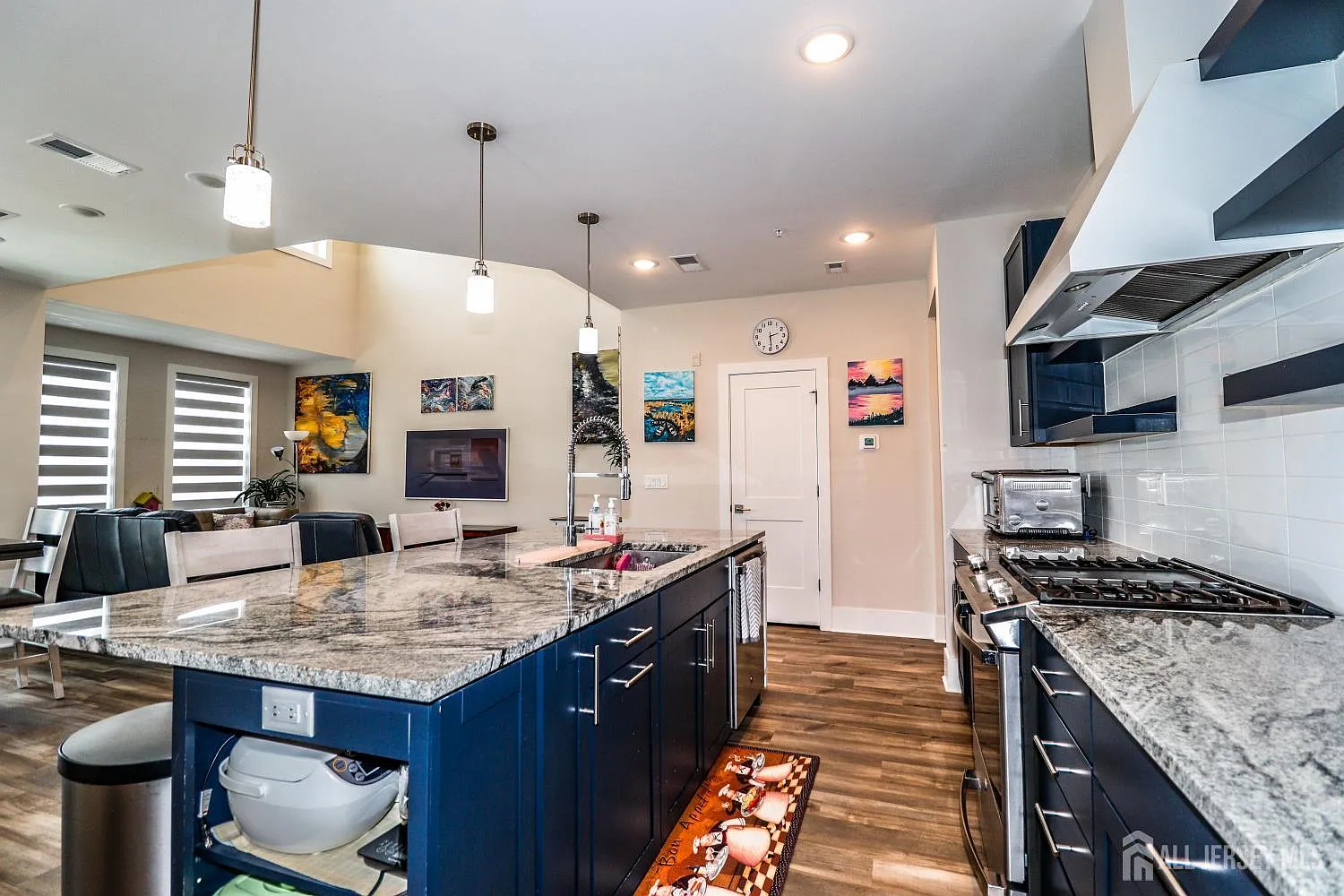 3 bed, 2.5 bath, 2090 sqft, $3,800 — Photo 4