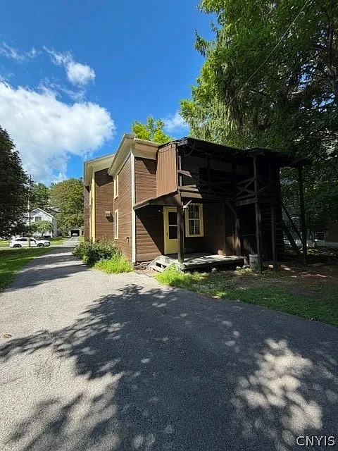 2 bed, 1.0 bath, 1856 sqft, $1,350 — Photo 3