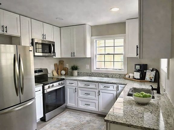 3rd image of 915A Ryan Ave