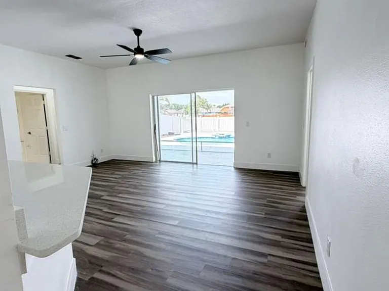 906 Berwick Dr — Photo 11