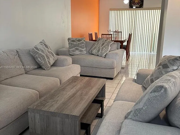 133 Riviera Cir — Photo 1