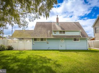 1 N Turn Ln, Levittown, PA 19054
