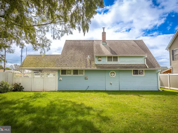 1 N Turn Ln, Levittown, PA 19054