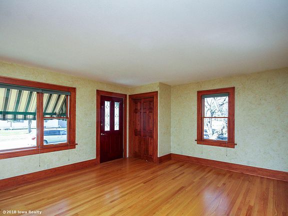 4th image of 410 E Boston Ave