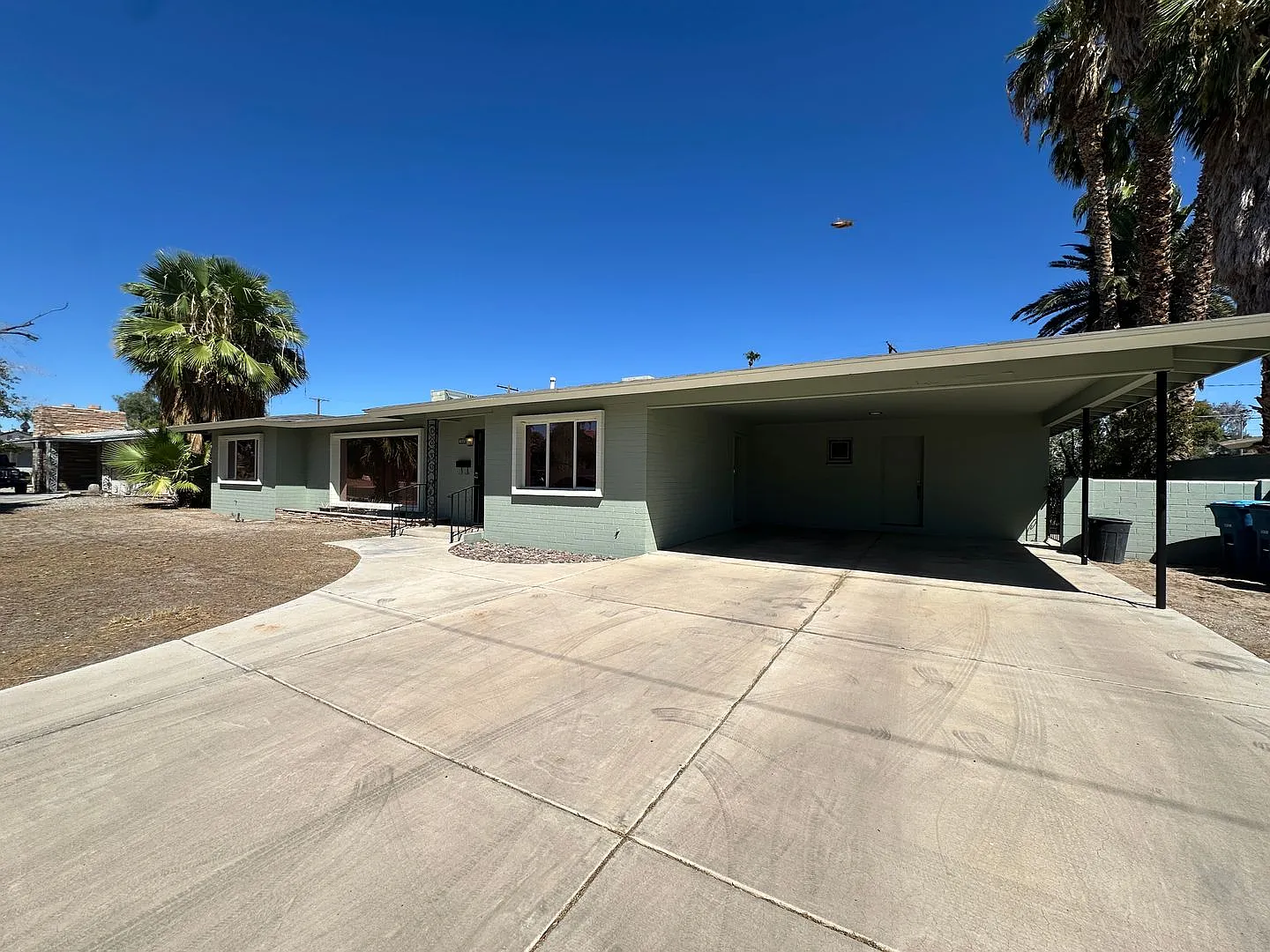 Midcentury 3-Bedroom Home Near the Las Vegas Strip — Photo 2