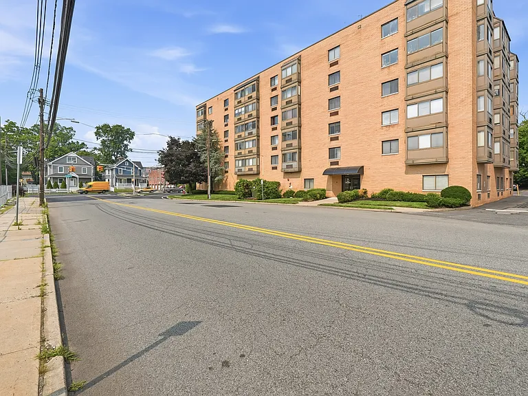 5 Linden St #6I — Photo 1