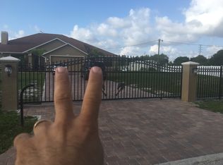 9016 Lake Sunset Dr, Tampa, FL 33626