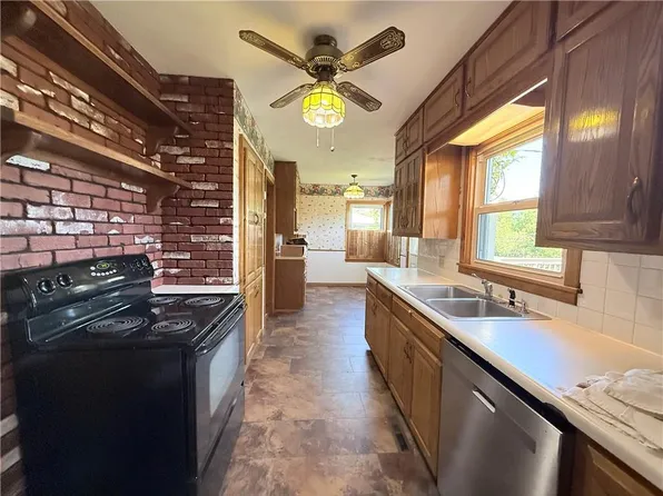9604 E 32nd St S, Independence, MO 64052