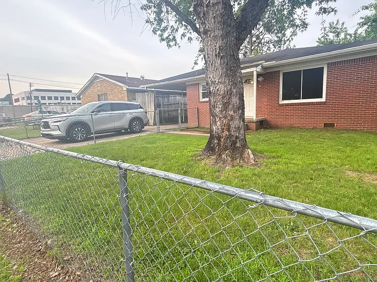 205 Warren St — Photo 1