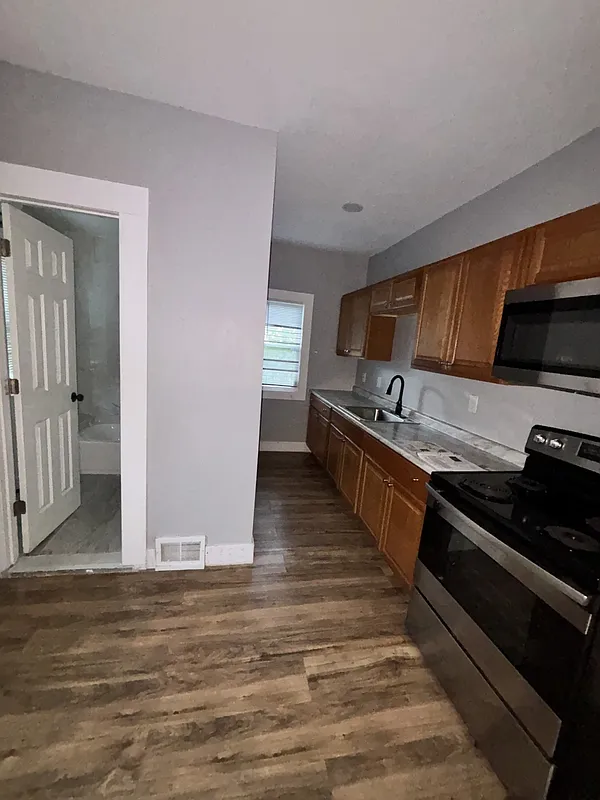 2 bed, 1.0 bath, 877 sqft, $1,100 — Photo 4