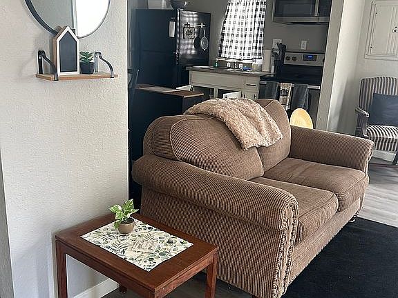 3rd image of 4102 Manila St