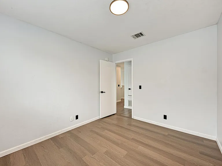 125 Holland St — Photo 34