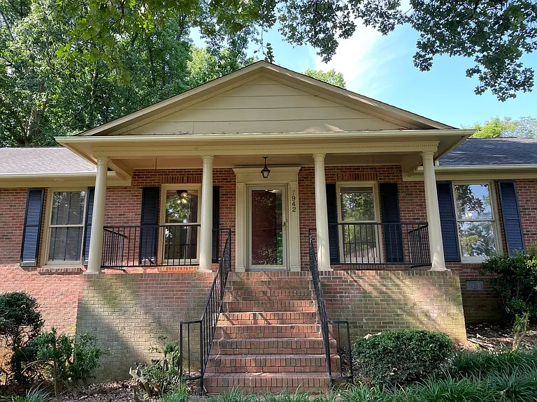 7942 Lake Vista Dr — Photo 2