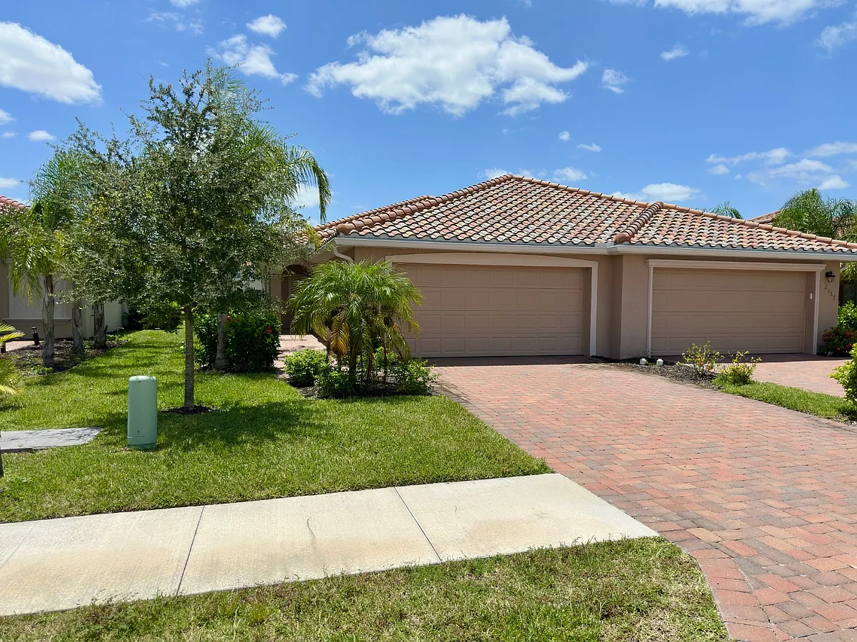 Unit Photo - 2563 Vine Ave