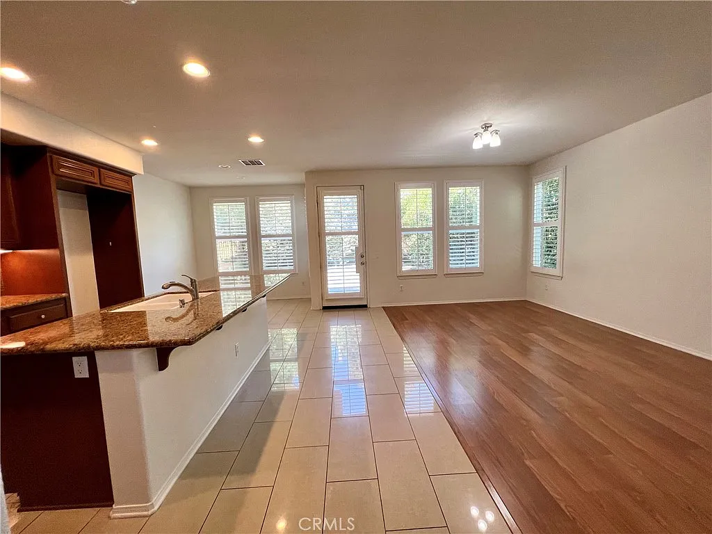 4 bed, 2655 sqft, $5,999 — Photo 3