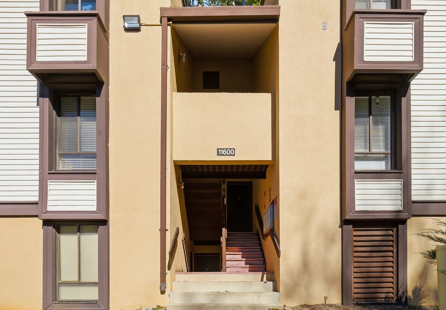 2 bed, 2.0 bath, 894 sqft, $2,300 — Photo 2