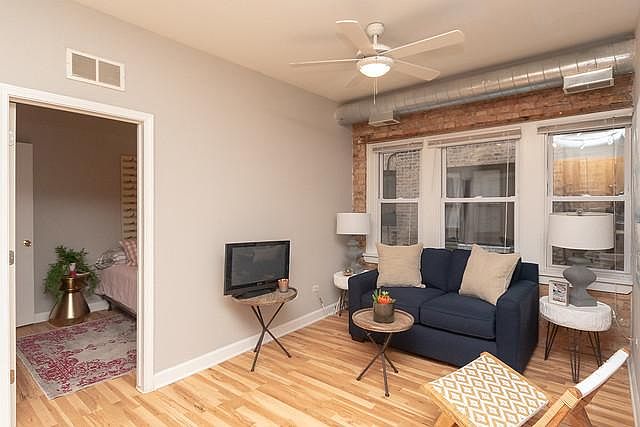 1st image of 925 W Dakin St #147858d77