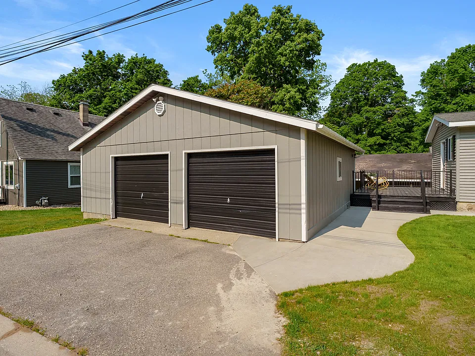 Righthand garage