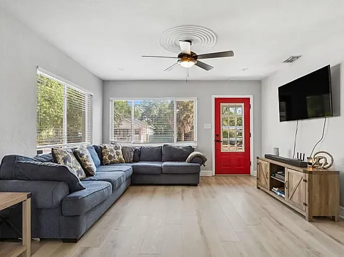 715 W Harlan St — Photo 31