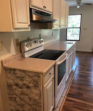 4th image of 607 E Moody Dr