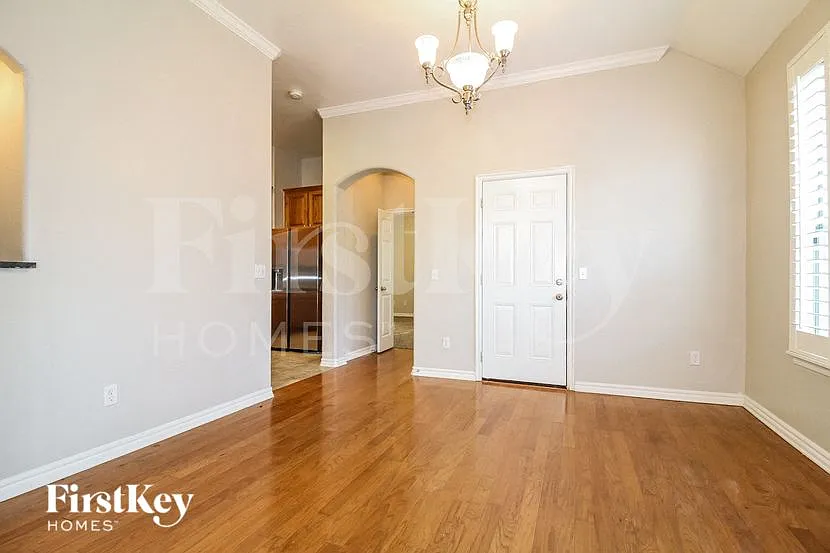 3 bed, 2.0 bath, 1834 sqft, $2,170 — Photo 4