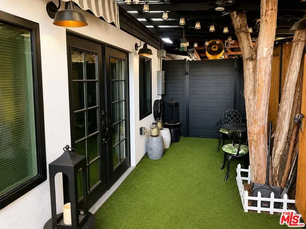 20504 Hamlin St, Winnetka, CA 91306