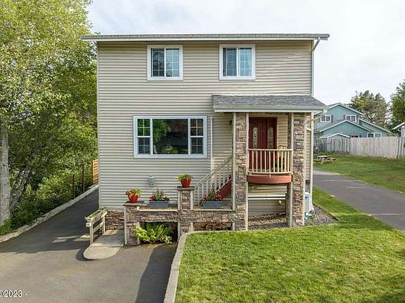 3rd image of 323 NE San-bay-o Cir