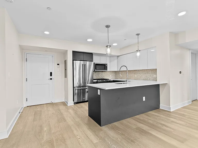 85 Willow Ct #302 — Photo 3
