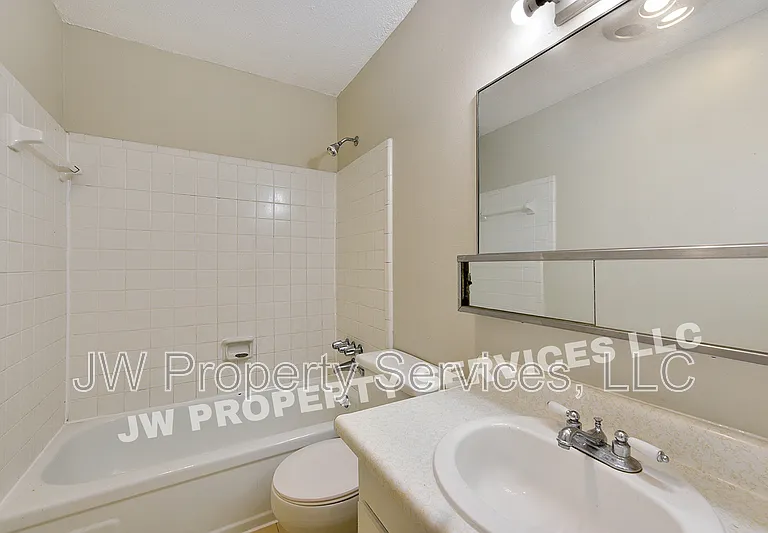 309 Lilac St — Photo 10