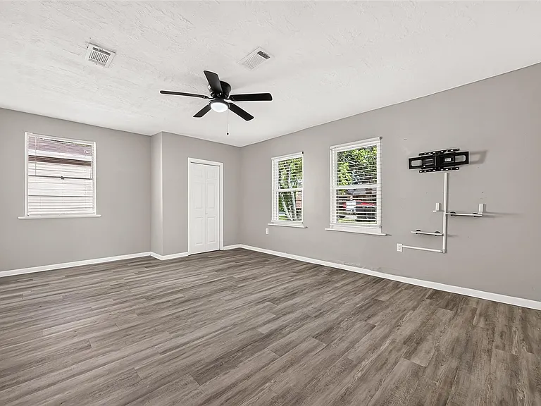214 E Foley St — Photo 8