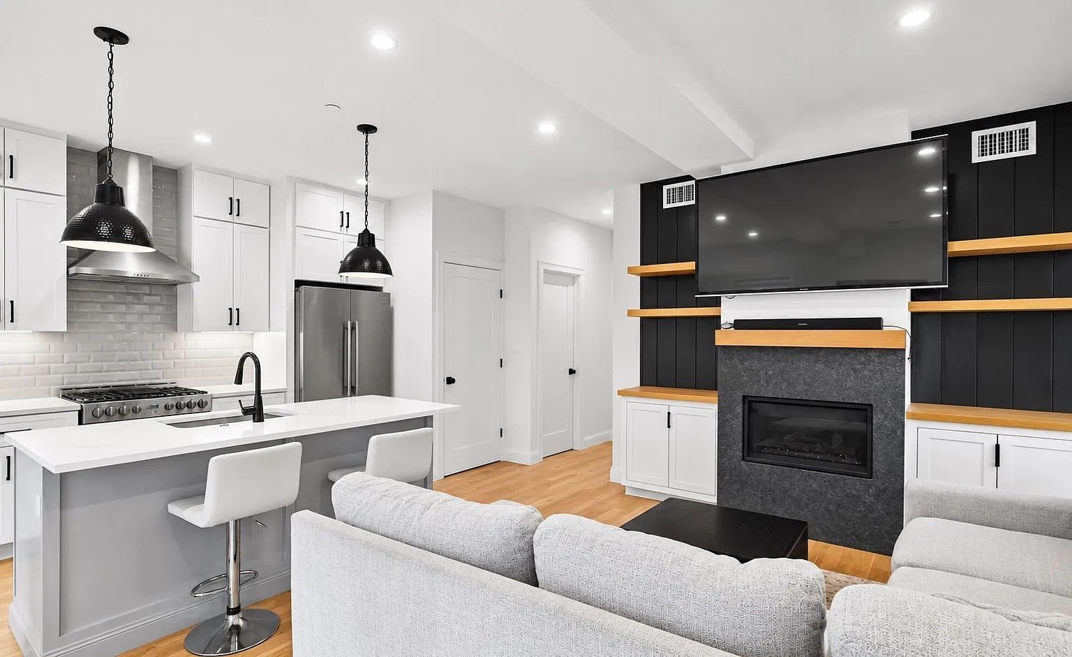 2 bed, 900 sqft, $3,400 — Photo 1