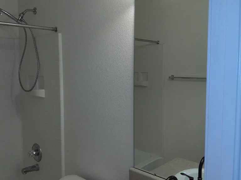 411 Smith Cir — Photo 8