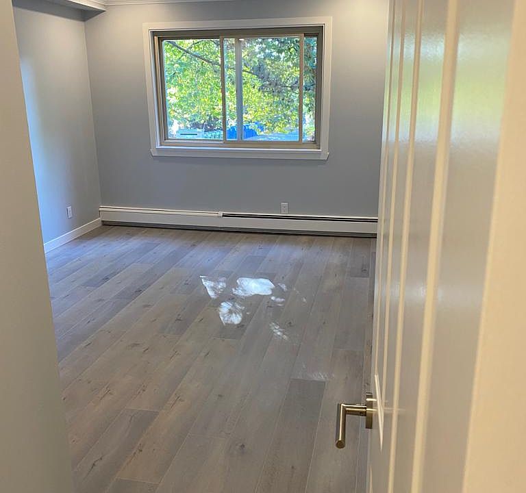 Master Bedroom (approx 15'x11')