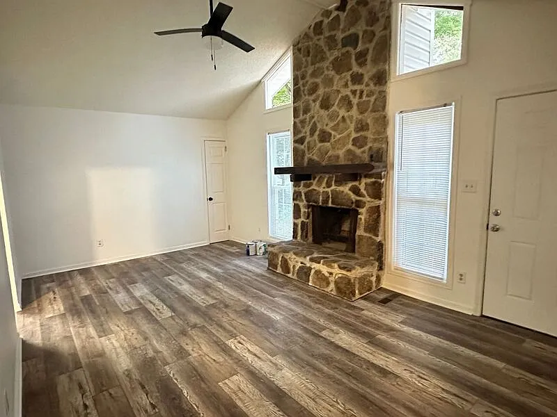 3 bed, 1.0 bath, 1030 sqft, $1,400 — Photo 2