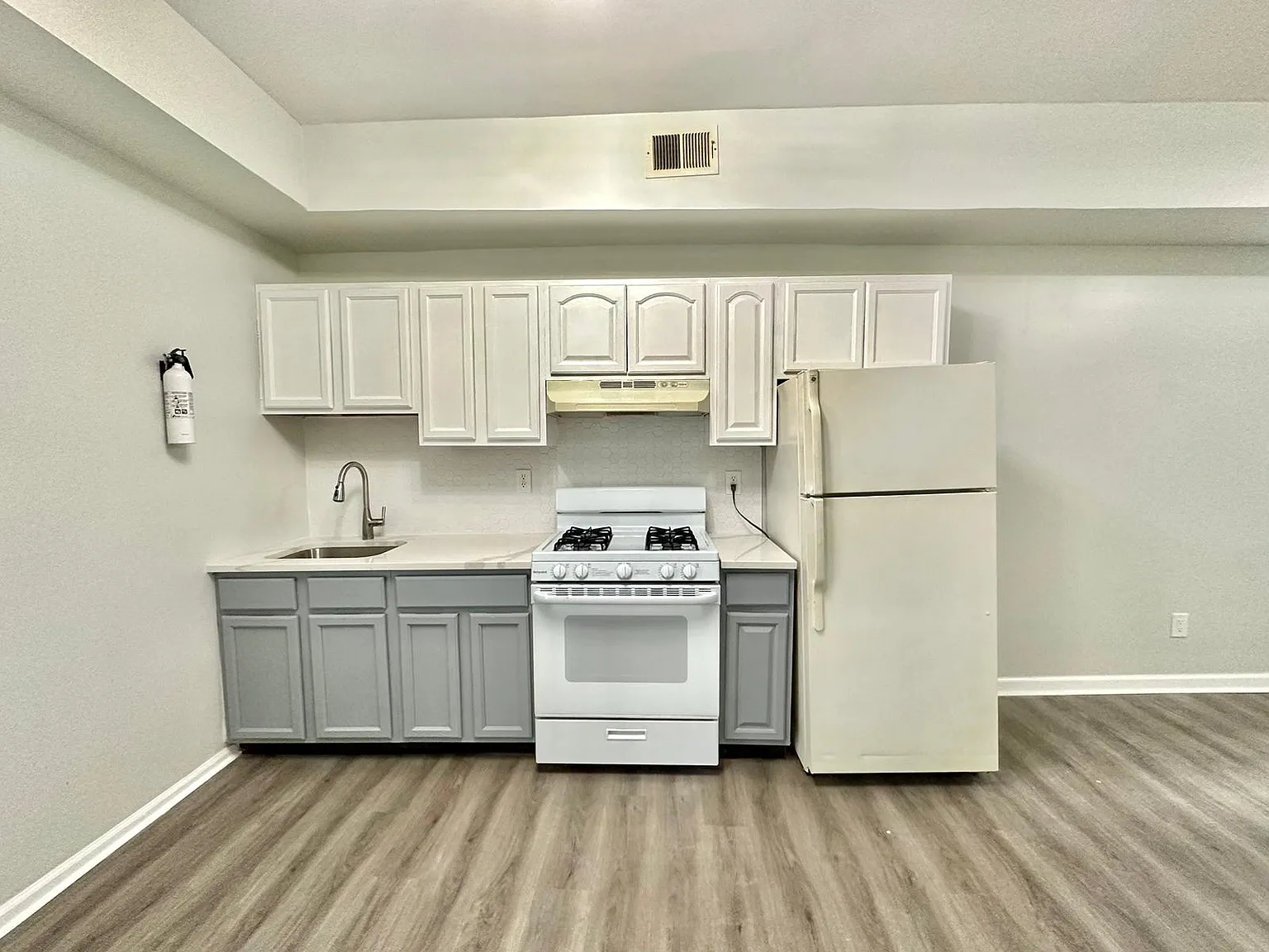 3 bed, $2,375 — Photo 2