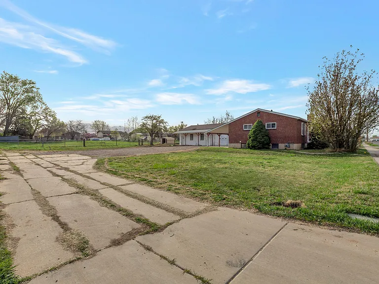 2184 N 2000 W — Photo 26