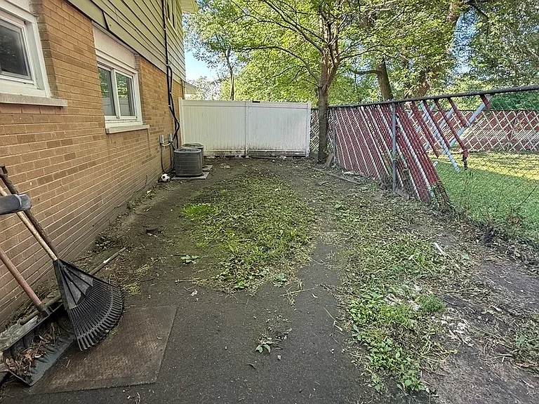 916 Williams St — Photo 9