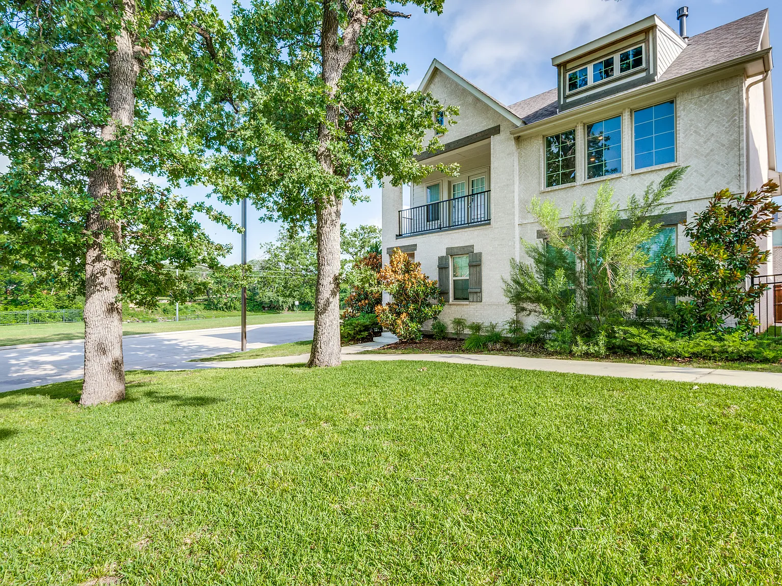 3 bed, 2.5 bath, 2319 sqft, $3,150 — Photo 2