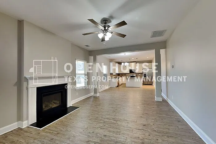 4 bed, 2.5 bath, 2516 sqft, $2,600 — Photo 3